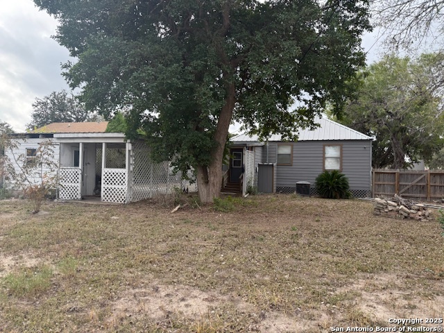 305 E Thornton Street, Three Rivers, TX 78071 — photo 3