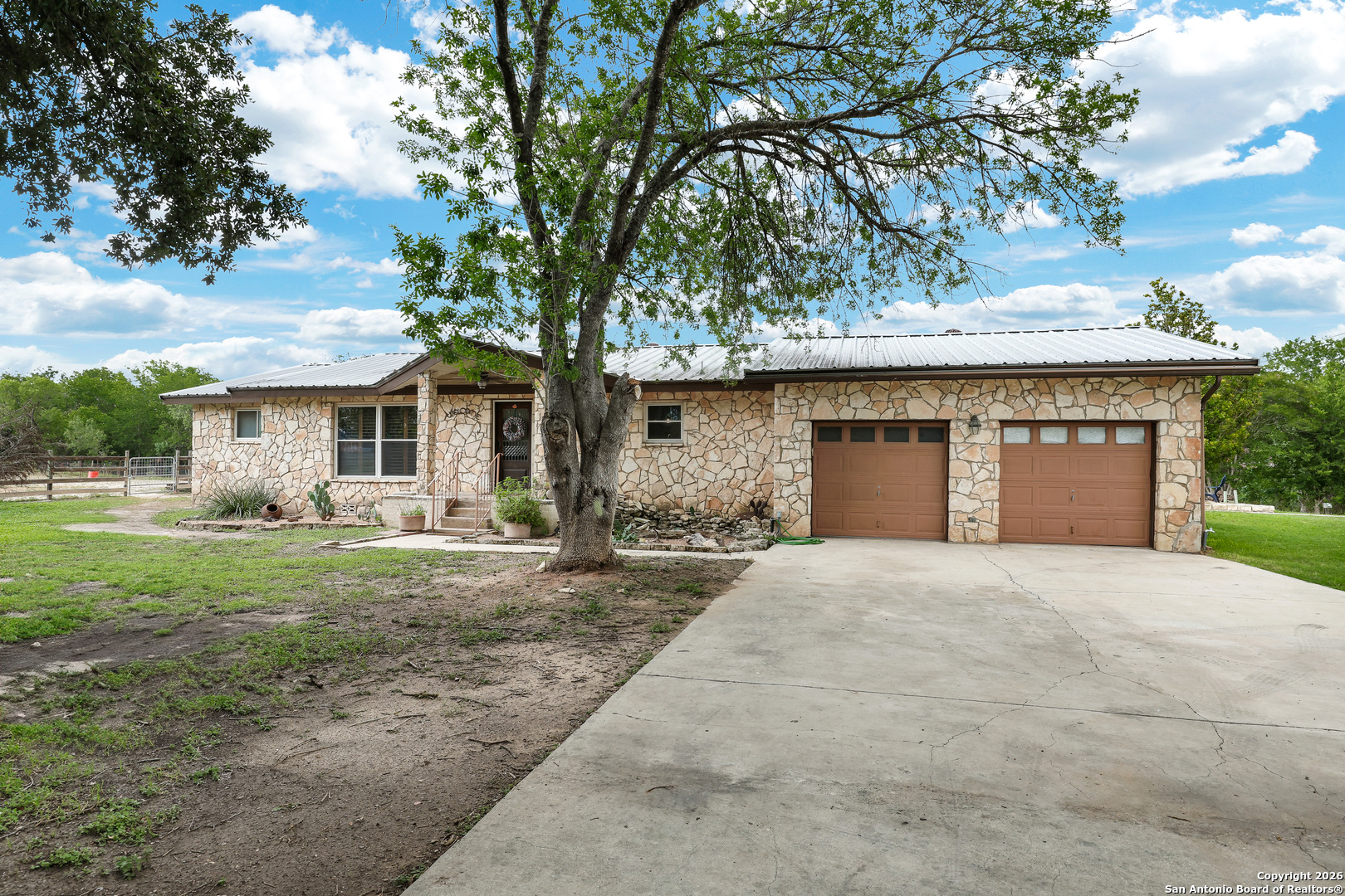 9950 FM 471 — photo
