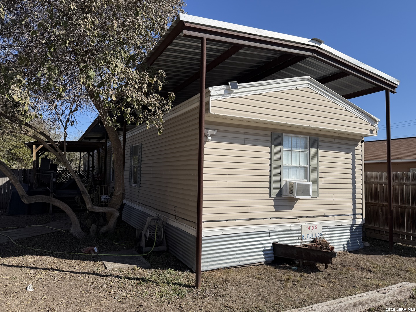 409 E Tullos, Three Rivers, TX 78071 — photo 2