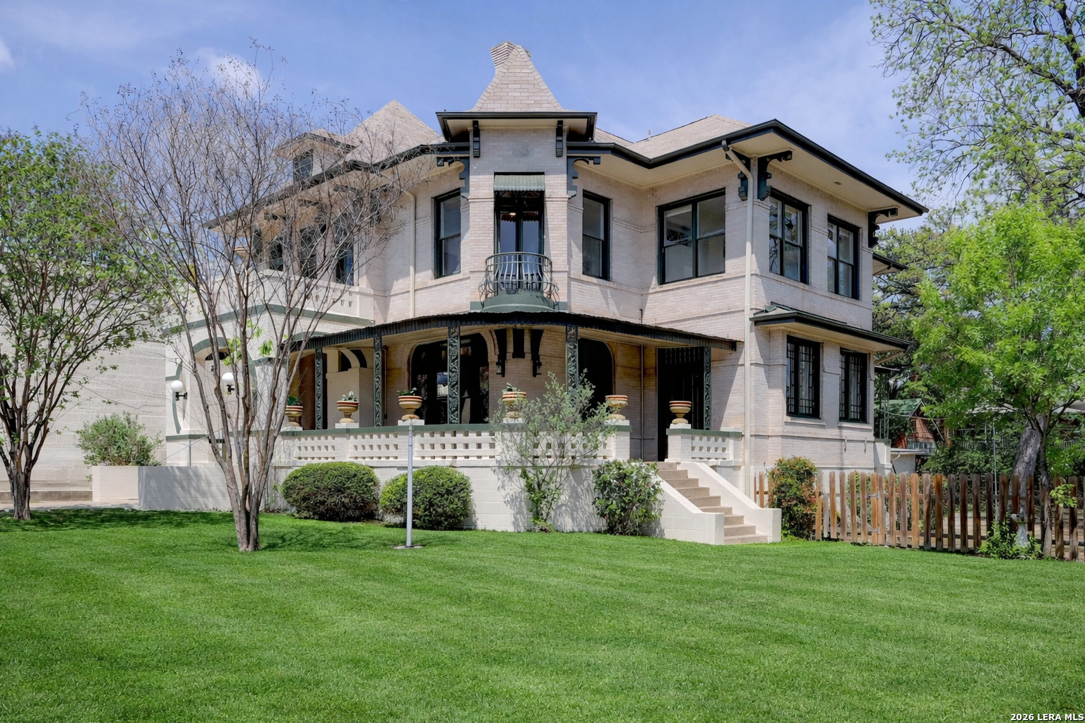 109 E Woodlawn — photo