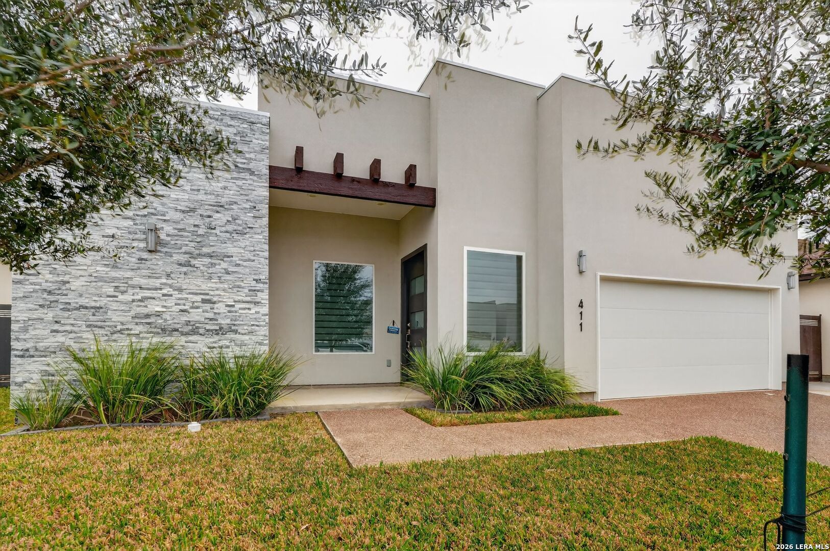 411 John Irving — photo
