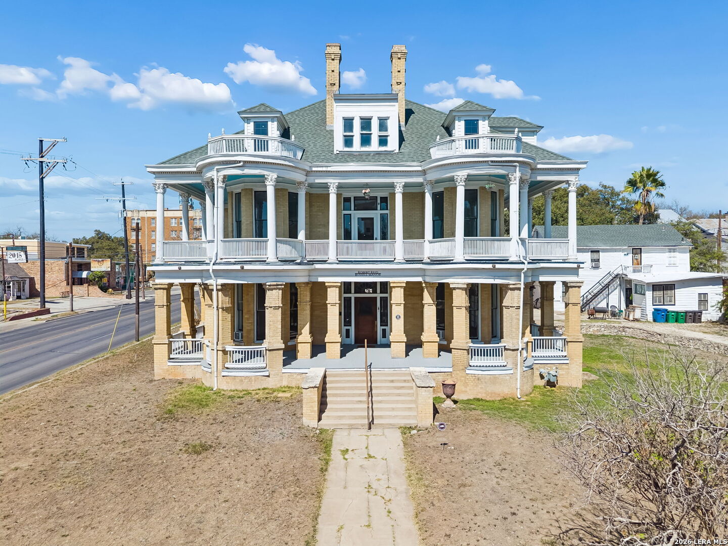339 W Woodlawn Avenue — photo
