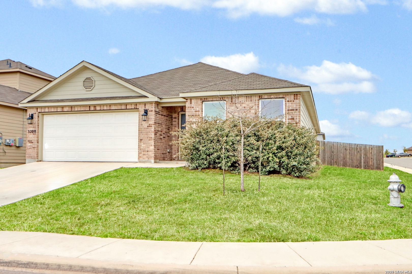 3200 Broad View — photo