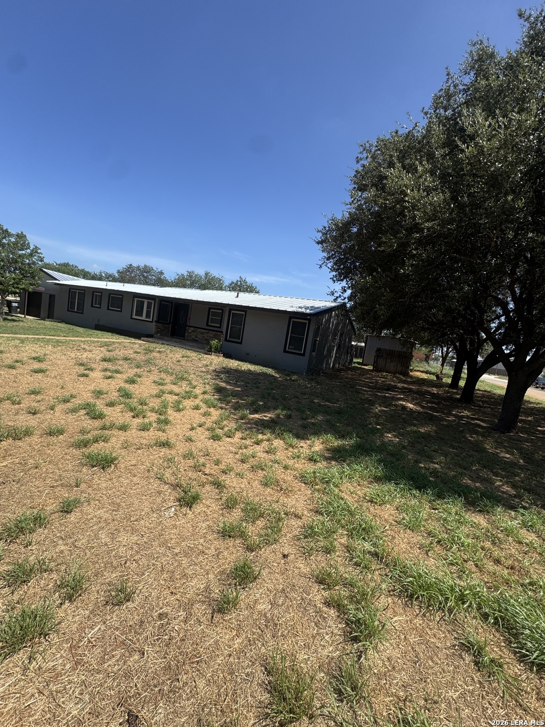 719 E Taft, Pearsall, TX 78061 — photo 2