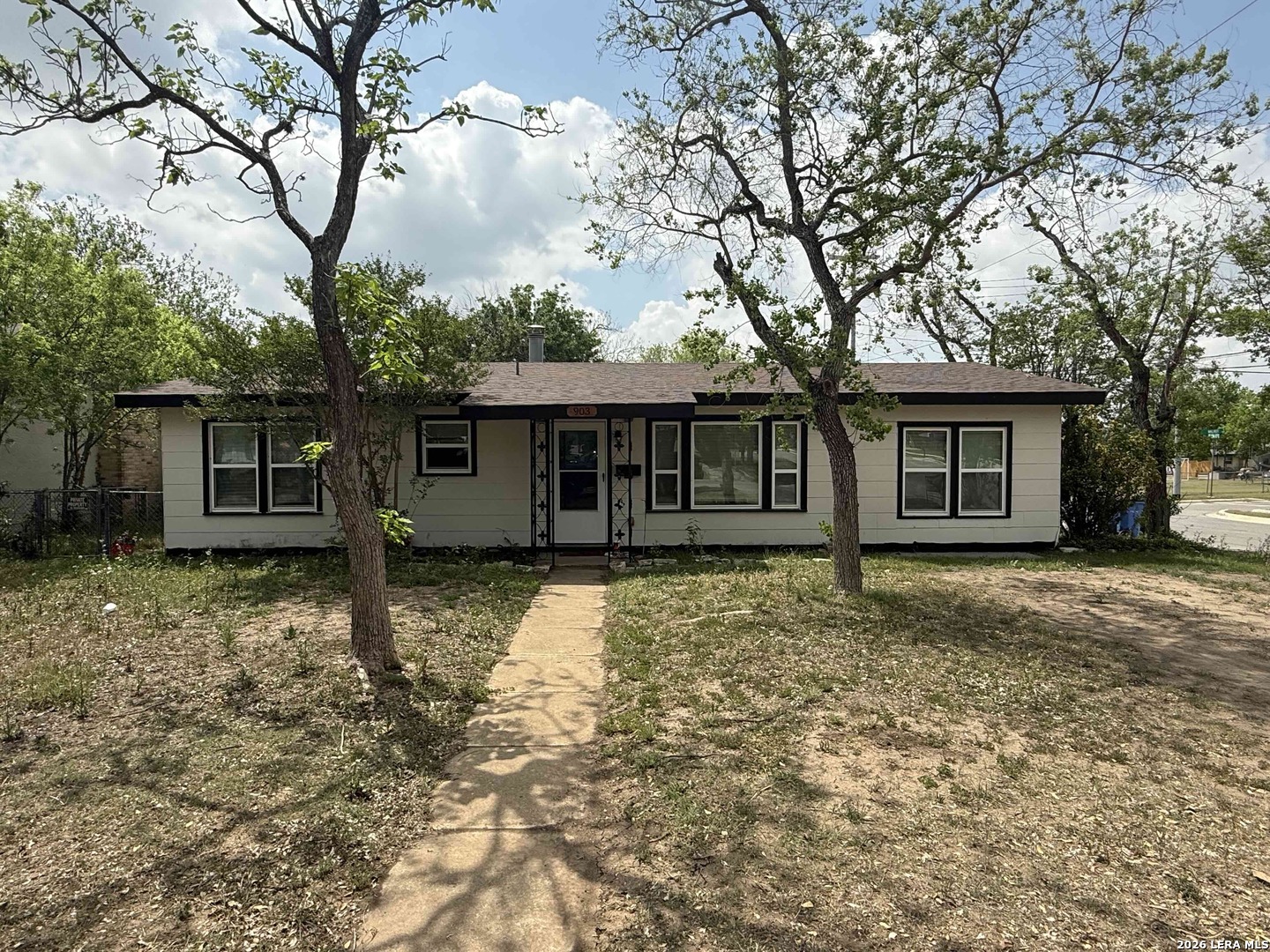 903 E Walnut, Seguin, TX 78155 — photo 2