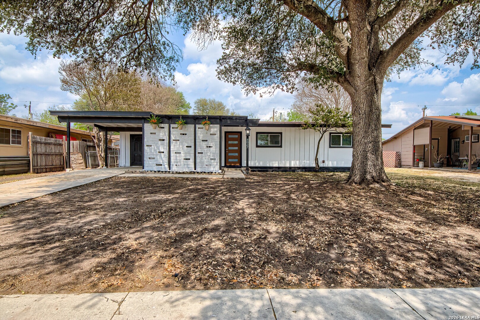 5027 Village Crst — photo