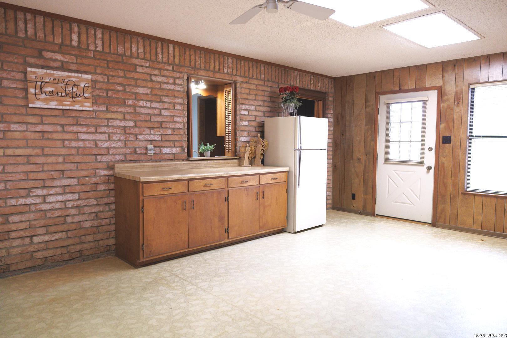 105 S Sayers, Devine, TX 78016 — photo 3