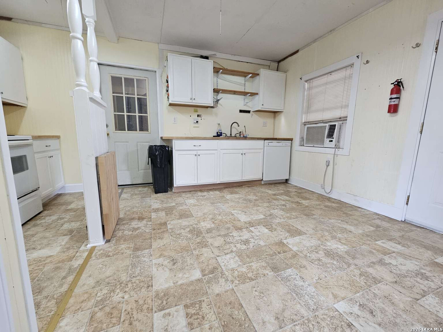 255 County Road 668, Devine, TX 78016 — photo 3