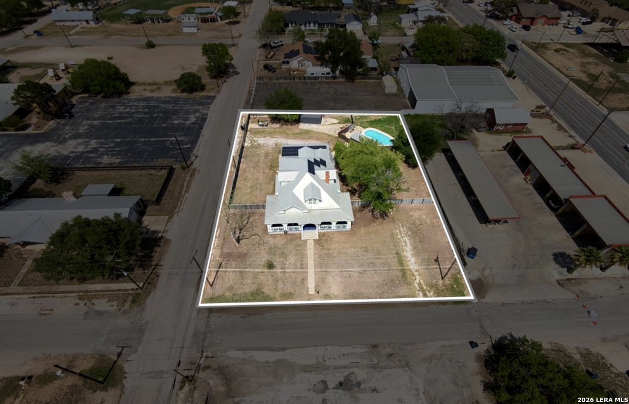 110 W Benton Avenue, Devine, TX 78016 — photo 2