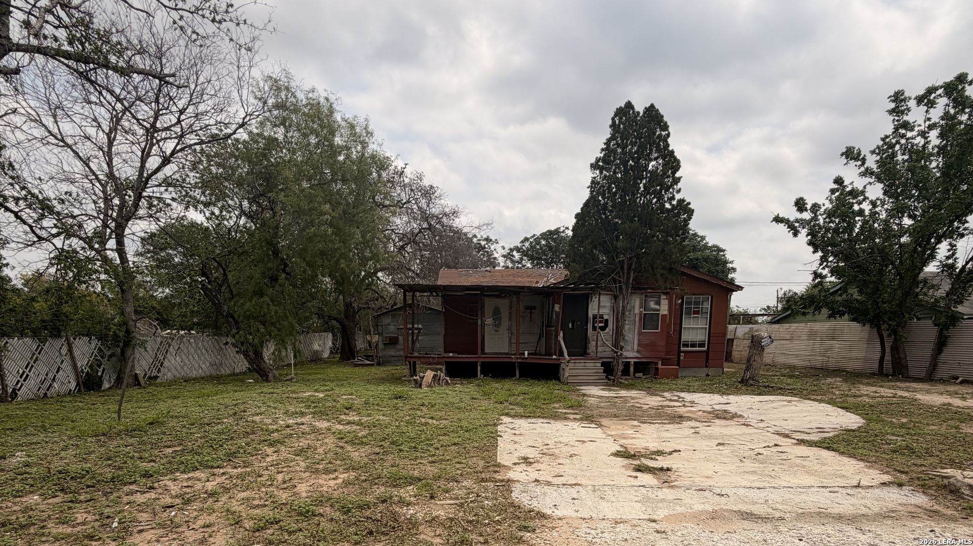508 N Bright Drive, Devine, TX 78016 — photo 2