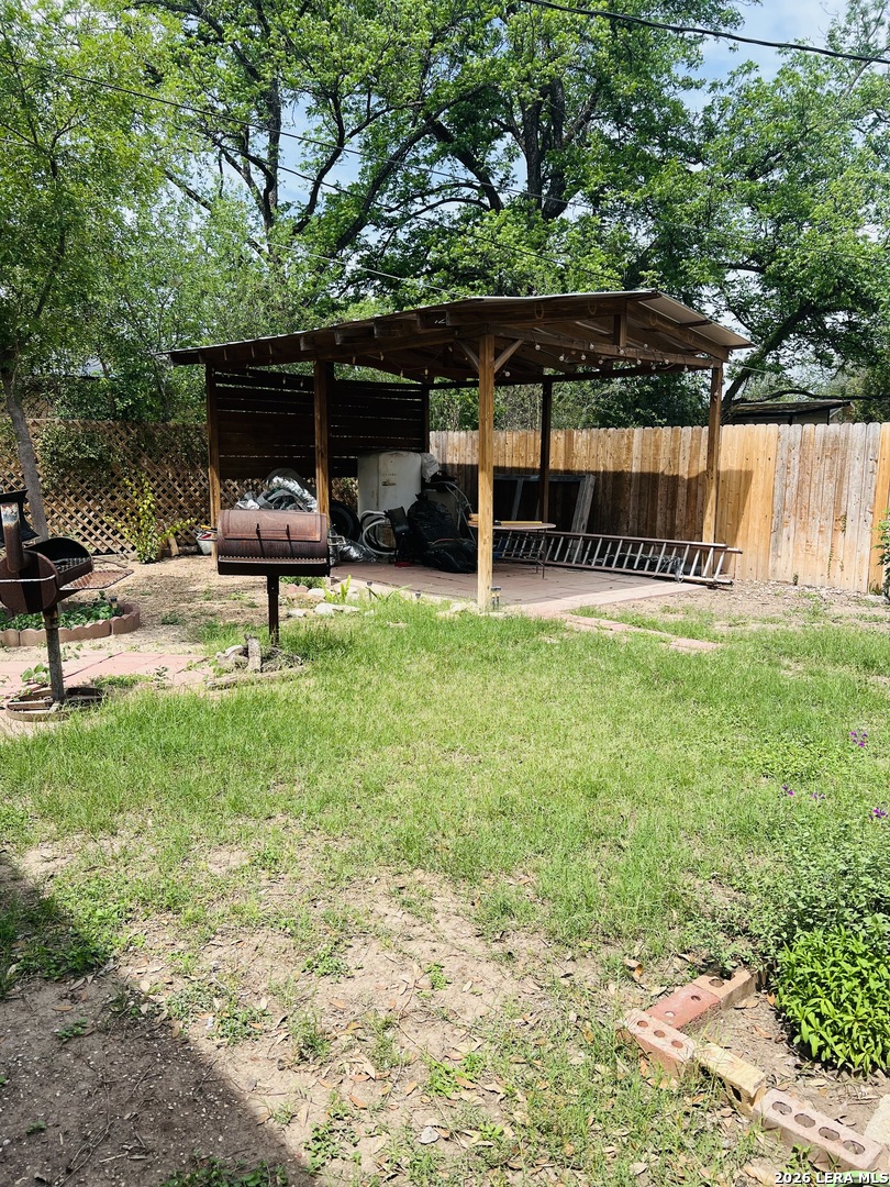 552 Diaz, Uvalde, TX 78801 — photo 2