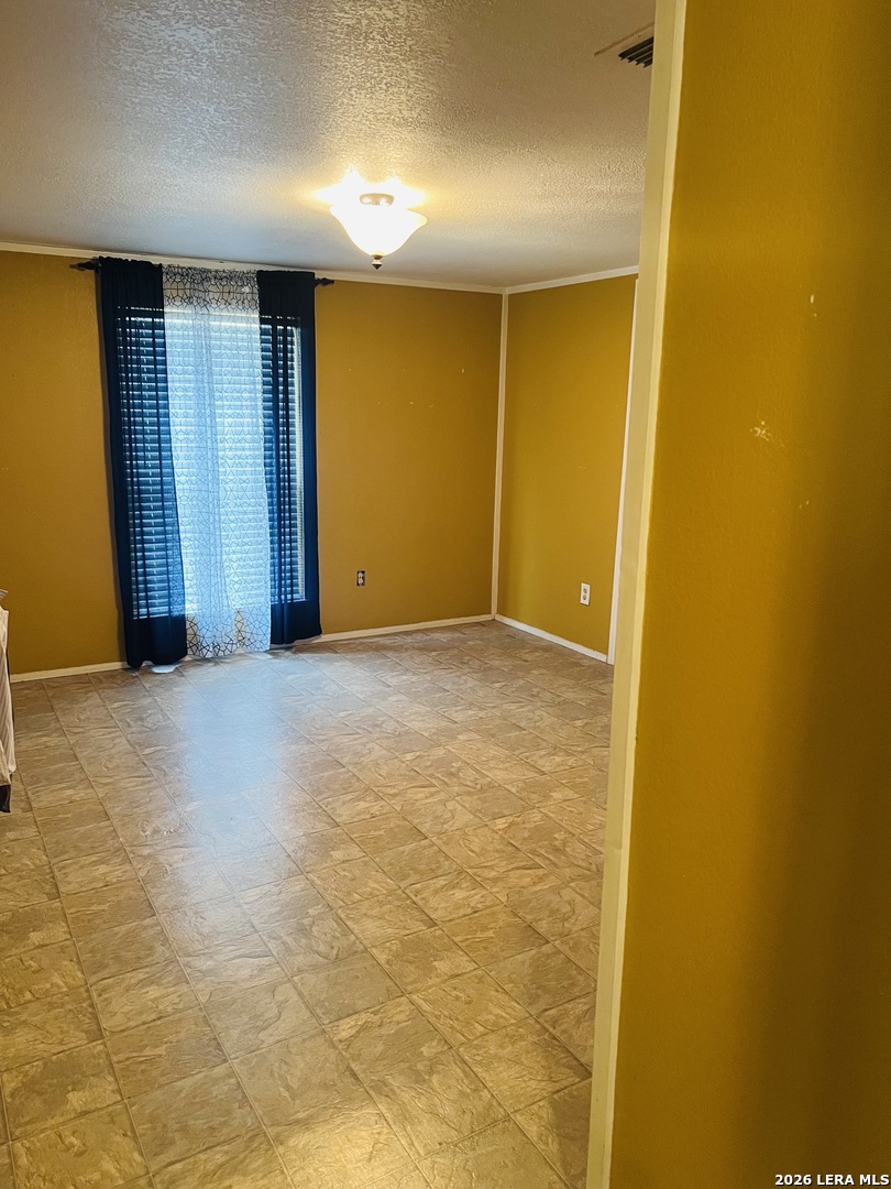552 Diaz, Uvalde, TX 78801 — photo 3
