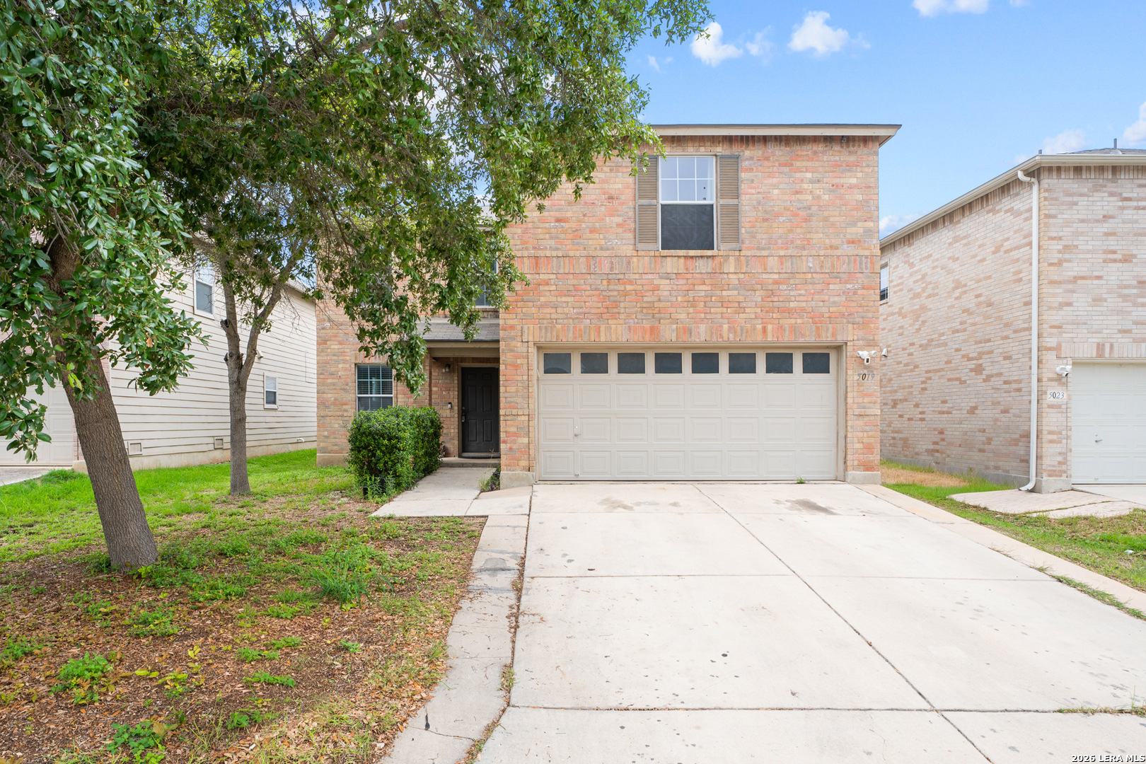 5019 Green Post — photo