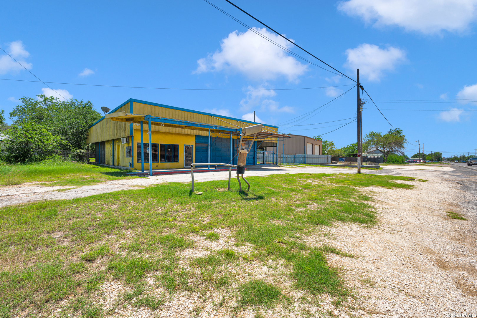710 N Teel, Devine, TX 78016 — photo 2