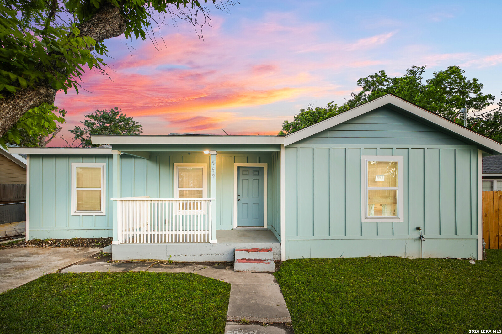 559 W Nacogdoches Street — photo
