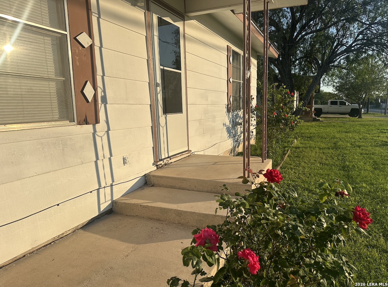 608 E Westmeyer Street, Poth, TX 78147 — photo 2