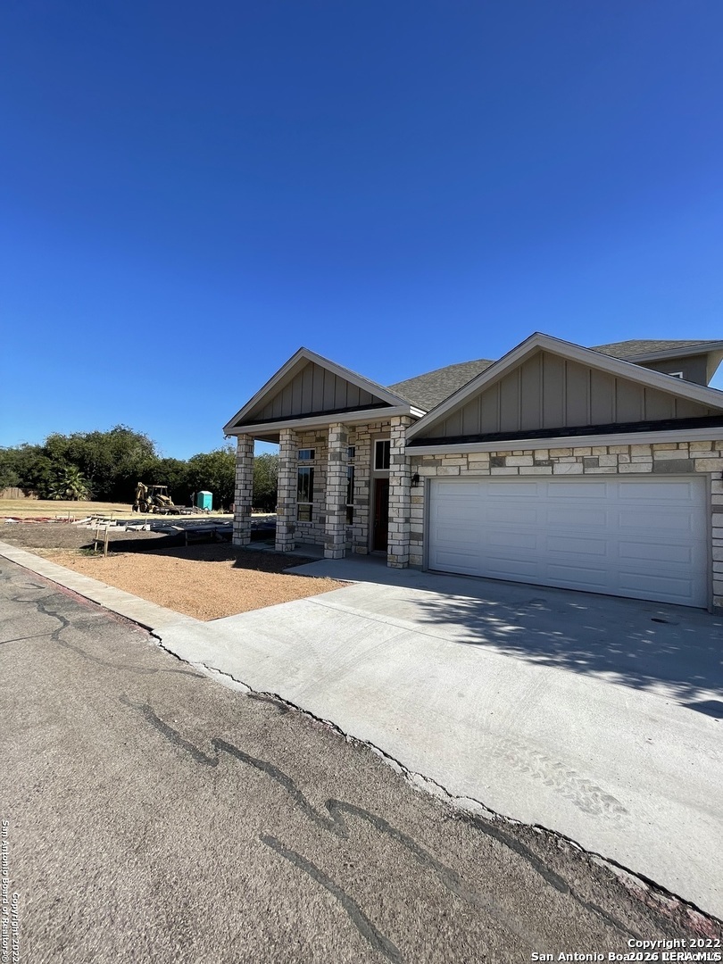 107 Sutton Place, Uvalde, TX 78801 — photo 2