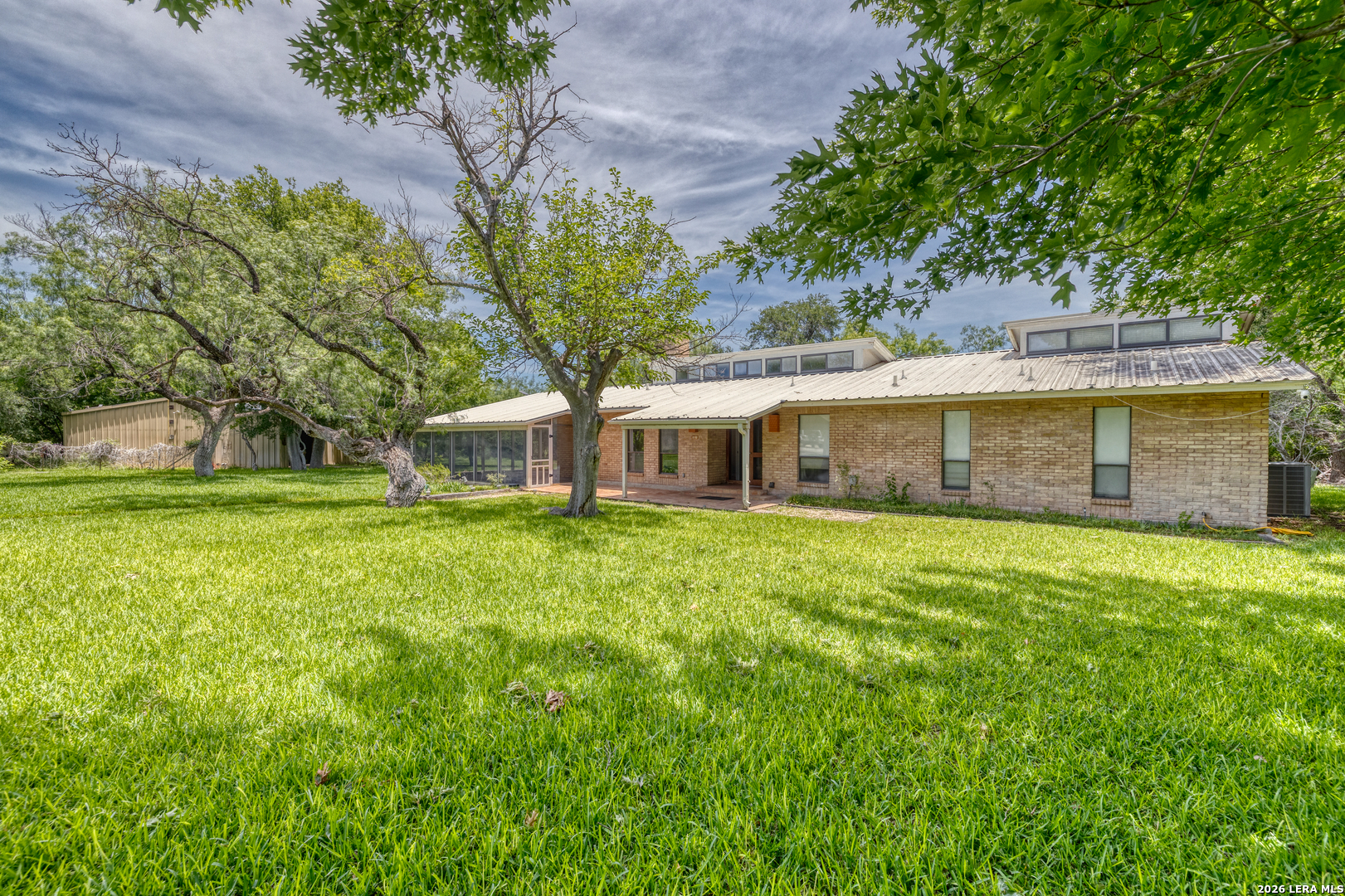 27 E Tanglewood Drive, Uvalde, TX 78801 — photo 2