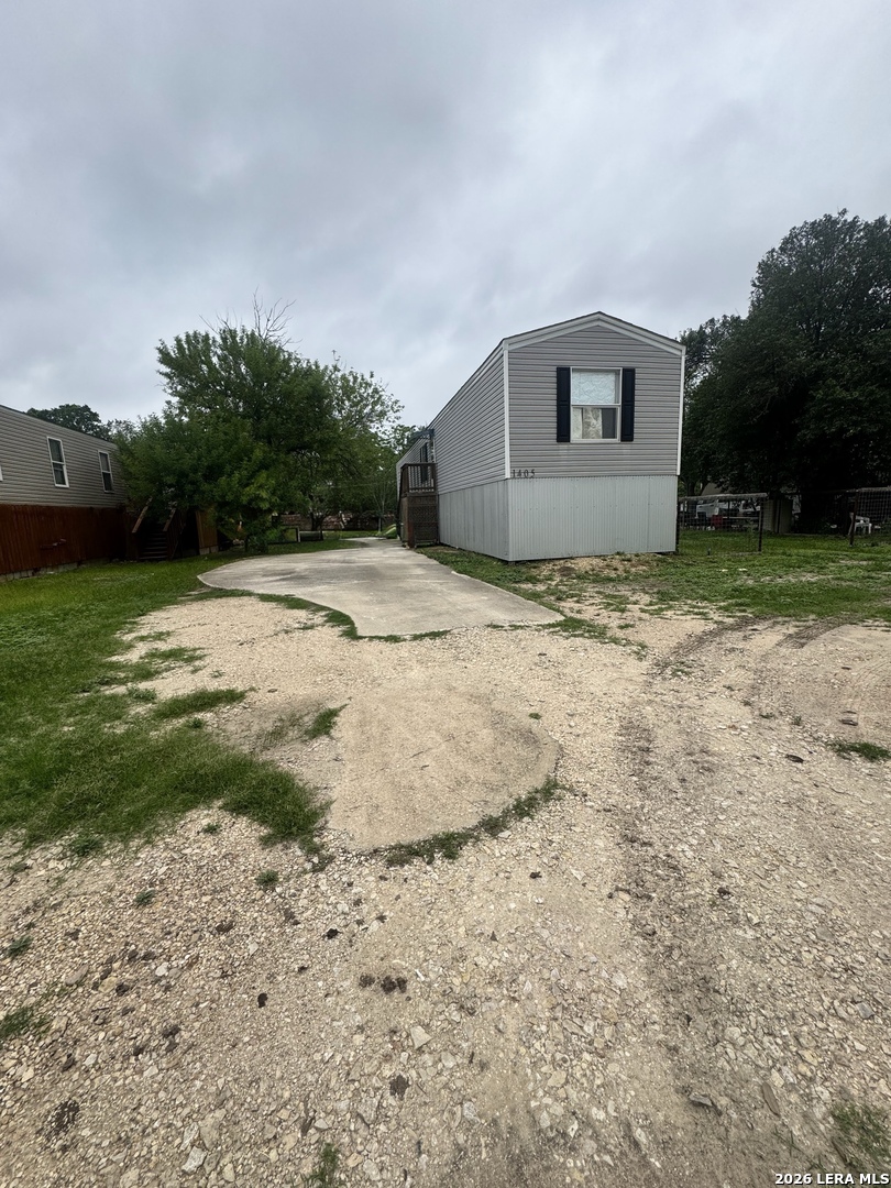 1405 River Road — photo