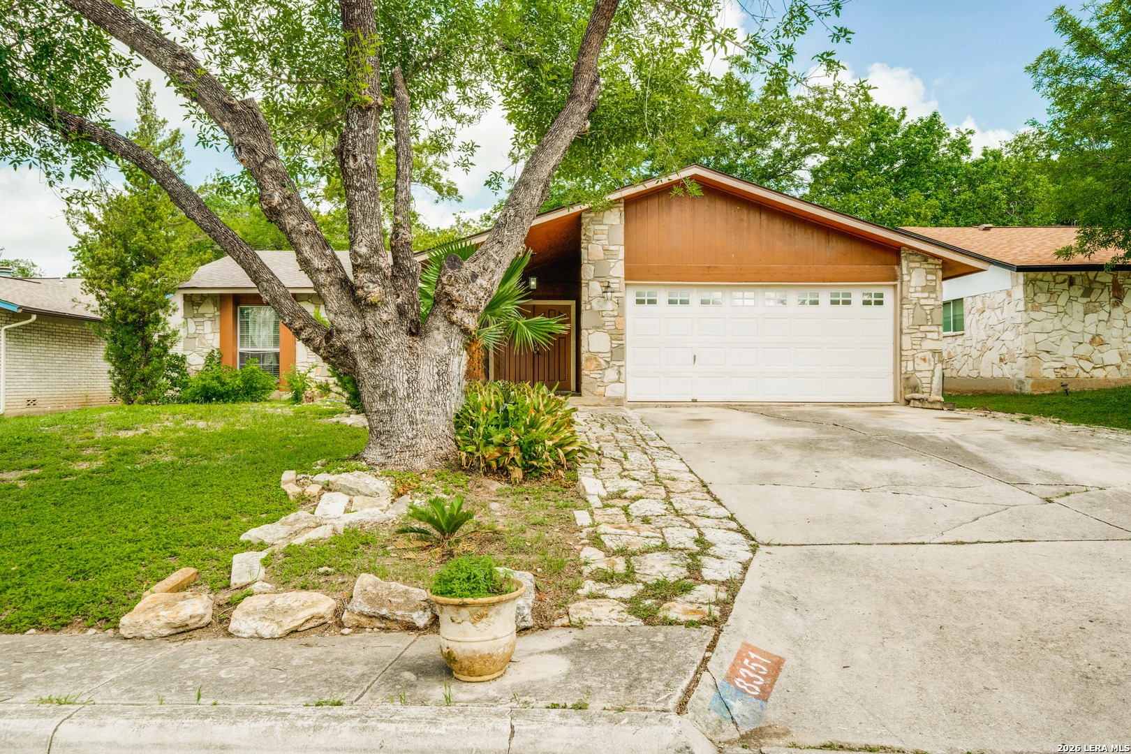 8351 Tuxford — photo