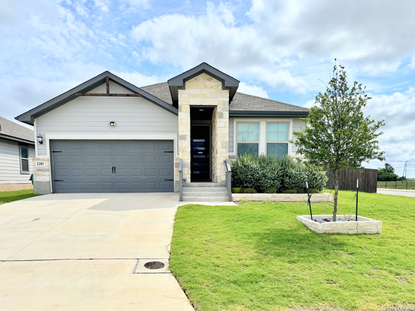1281 Carl Gln — photo