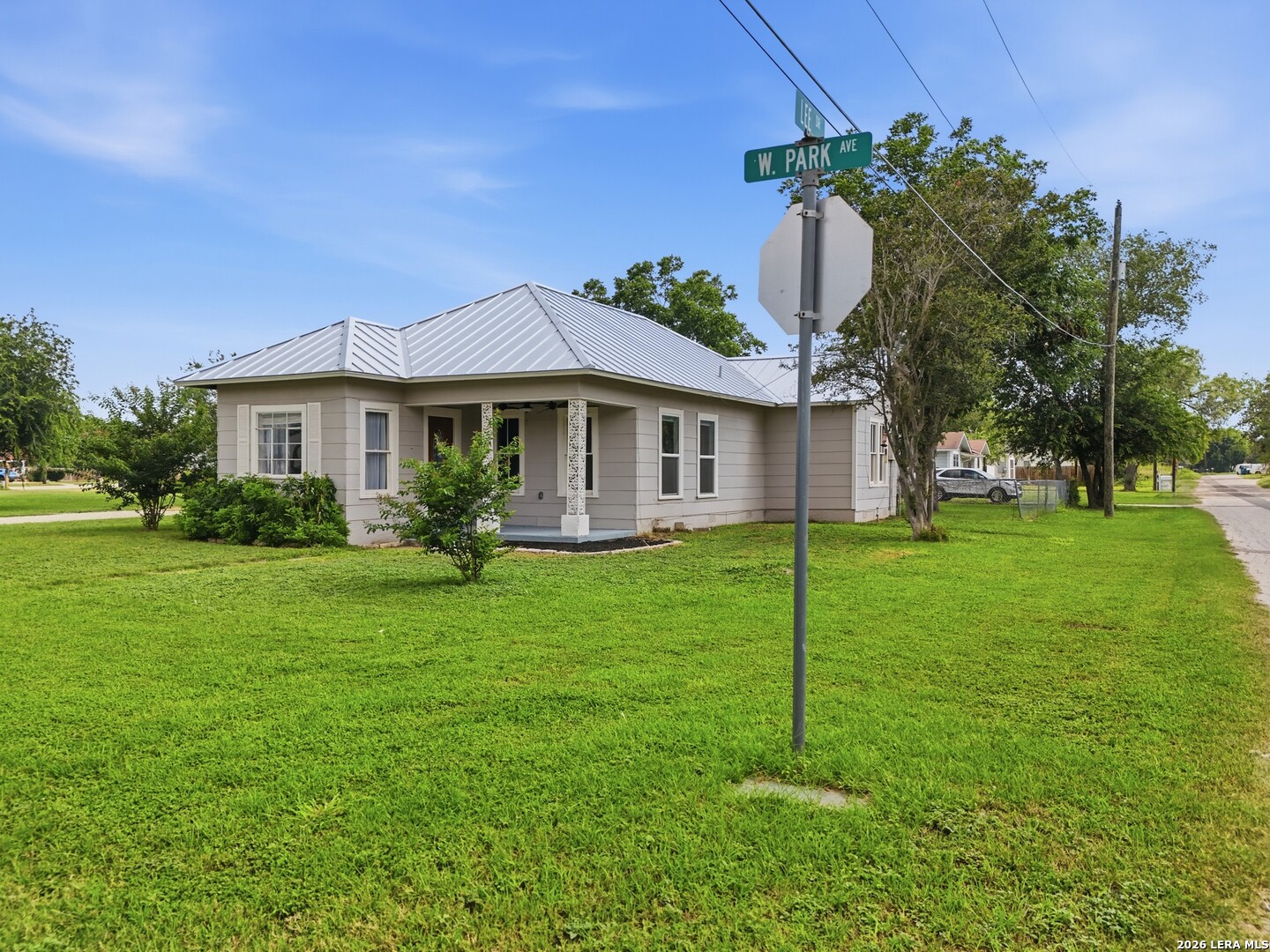 600 W Park, Devine, TX 78016 — photo 2