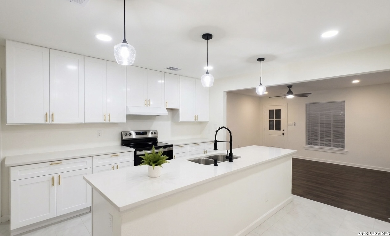 2323 E Crockett Street — photo
