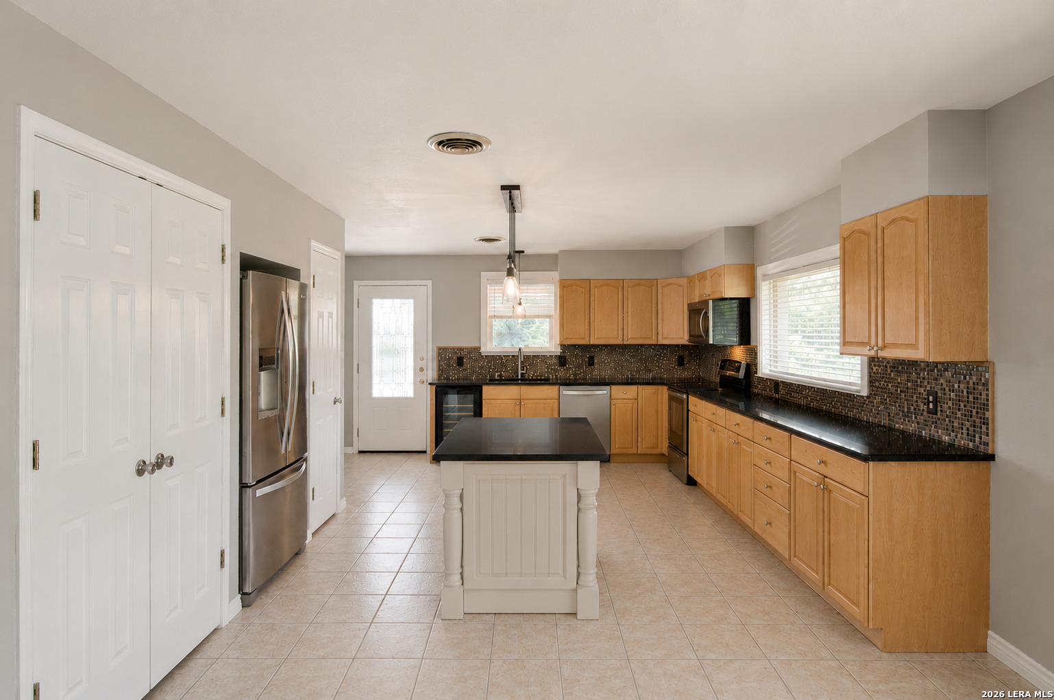 702 E Schubert, Fredericksburg, TX 78624 — photo 2