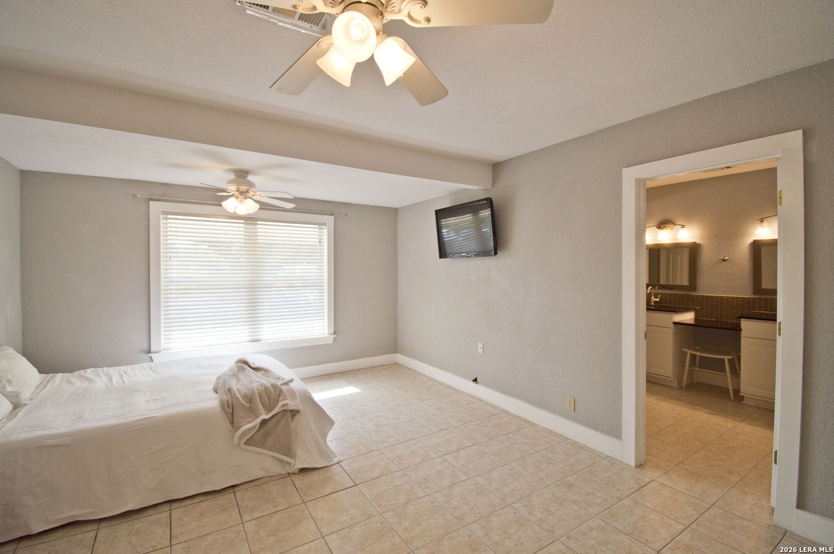 702 E Schubert, Fredericksburg, TX 78624 — photo 3