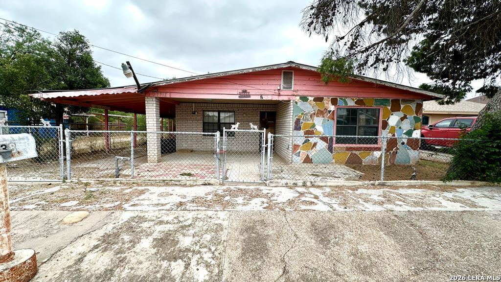 838 Medina Street — photo