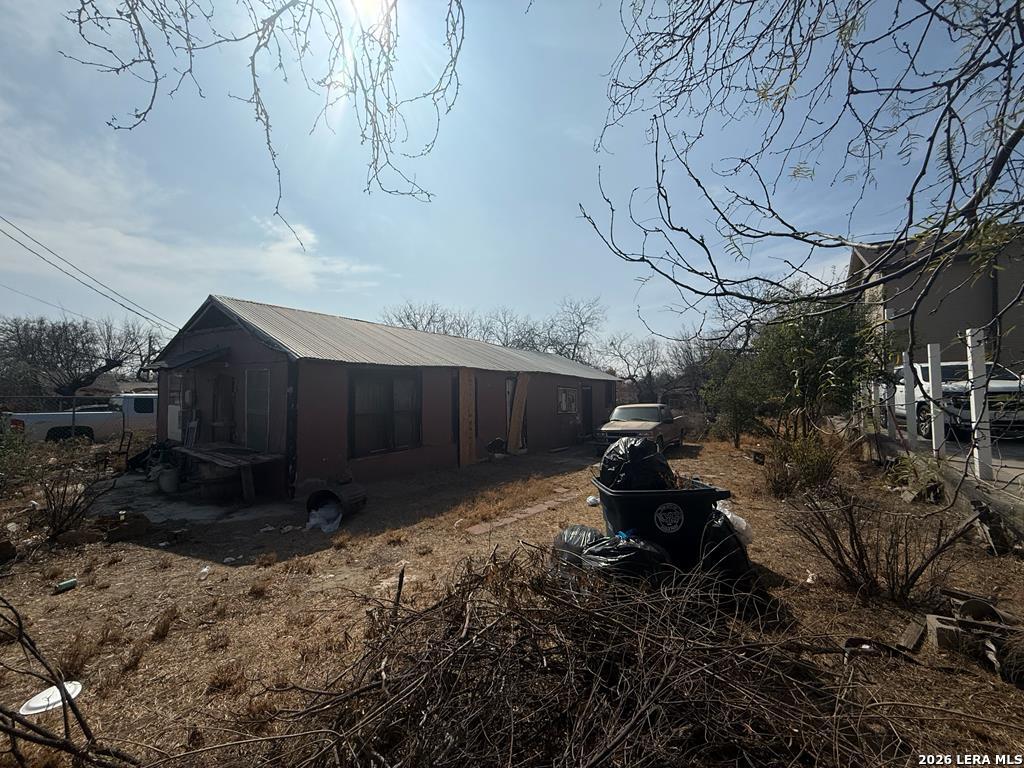 229 Comal — photo