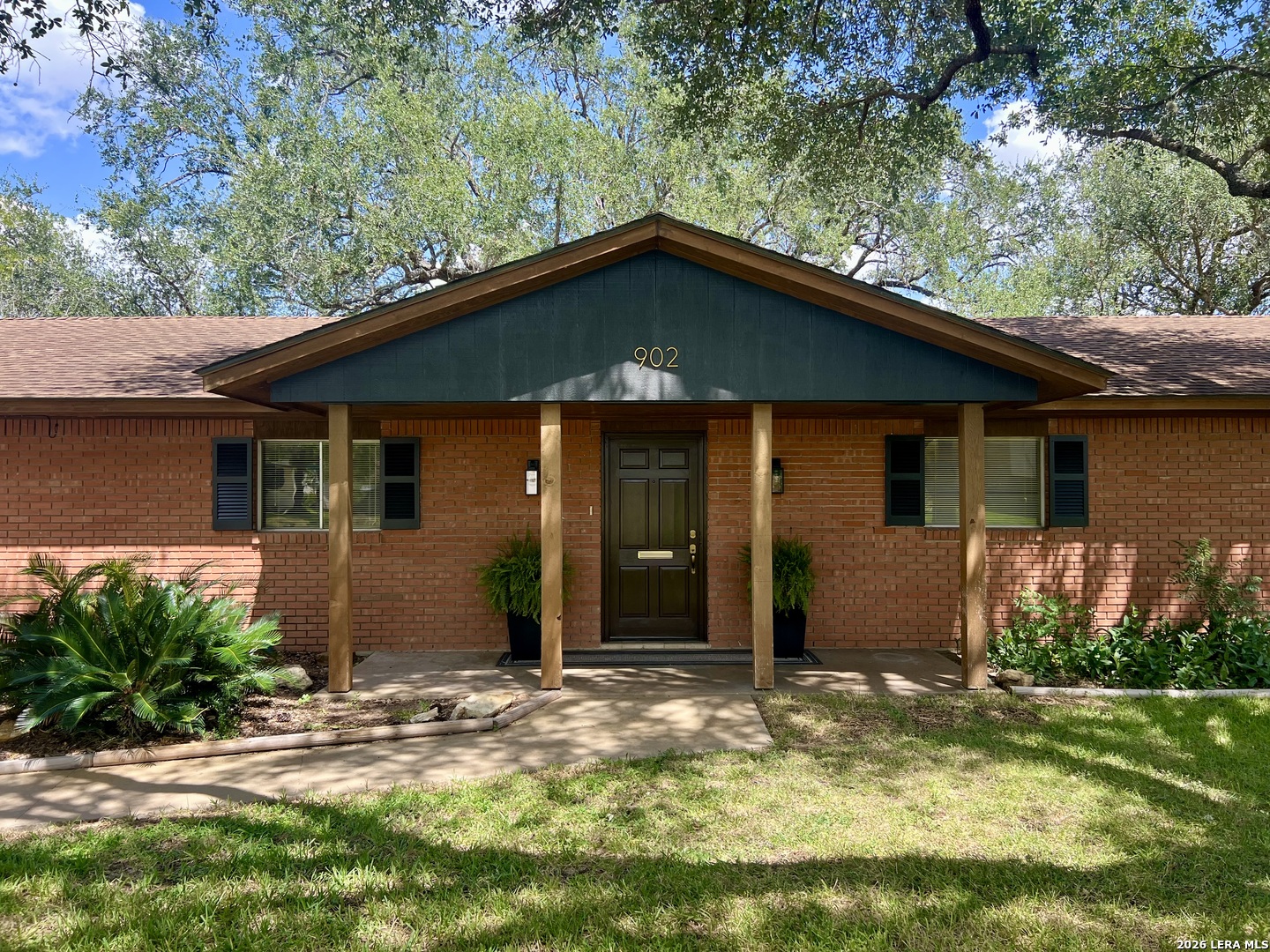 902 Oakridge Drive — photo
