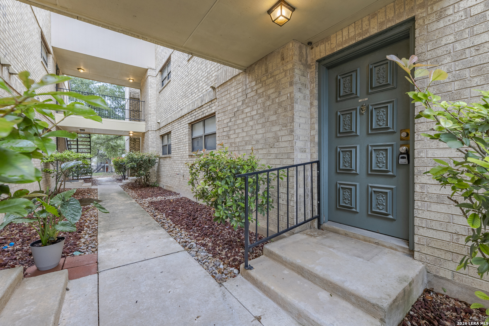 11843 Braesview 913 — photo