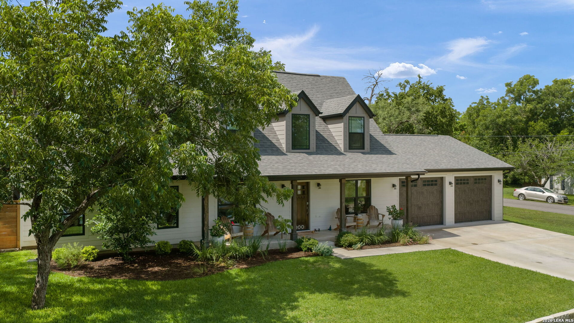 300 E Bluebonnet Lane — photo