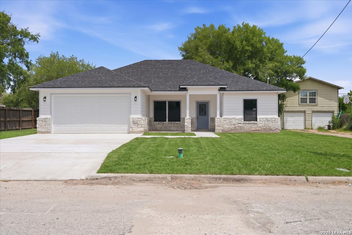 903 E Bowie Street, Beeville, TX 78102 — photo 2