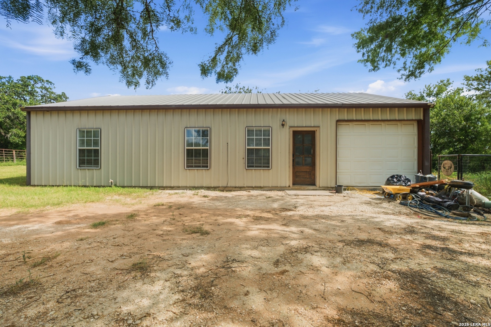 909 County Road 669, Devine, TX 78016 — photo 2