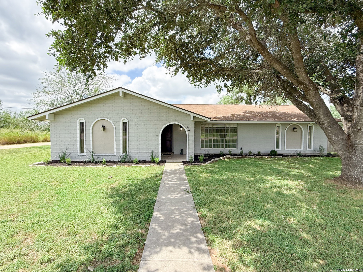 401 Bluebonnet Avenue, Devine, TX 78016 — photo 2