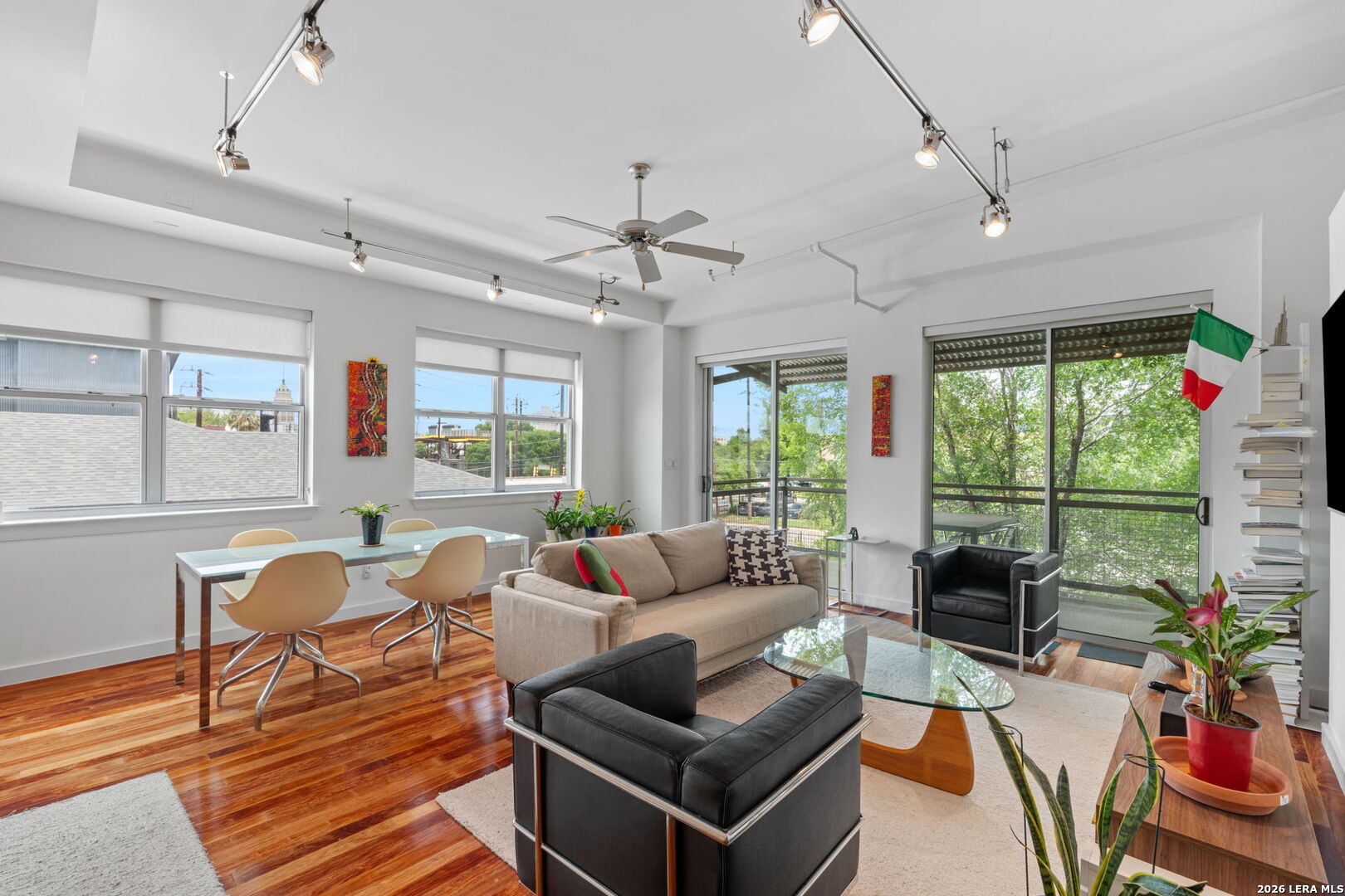 831 S Flores 3216 — photo