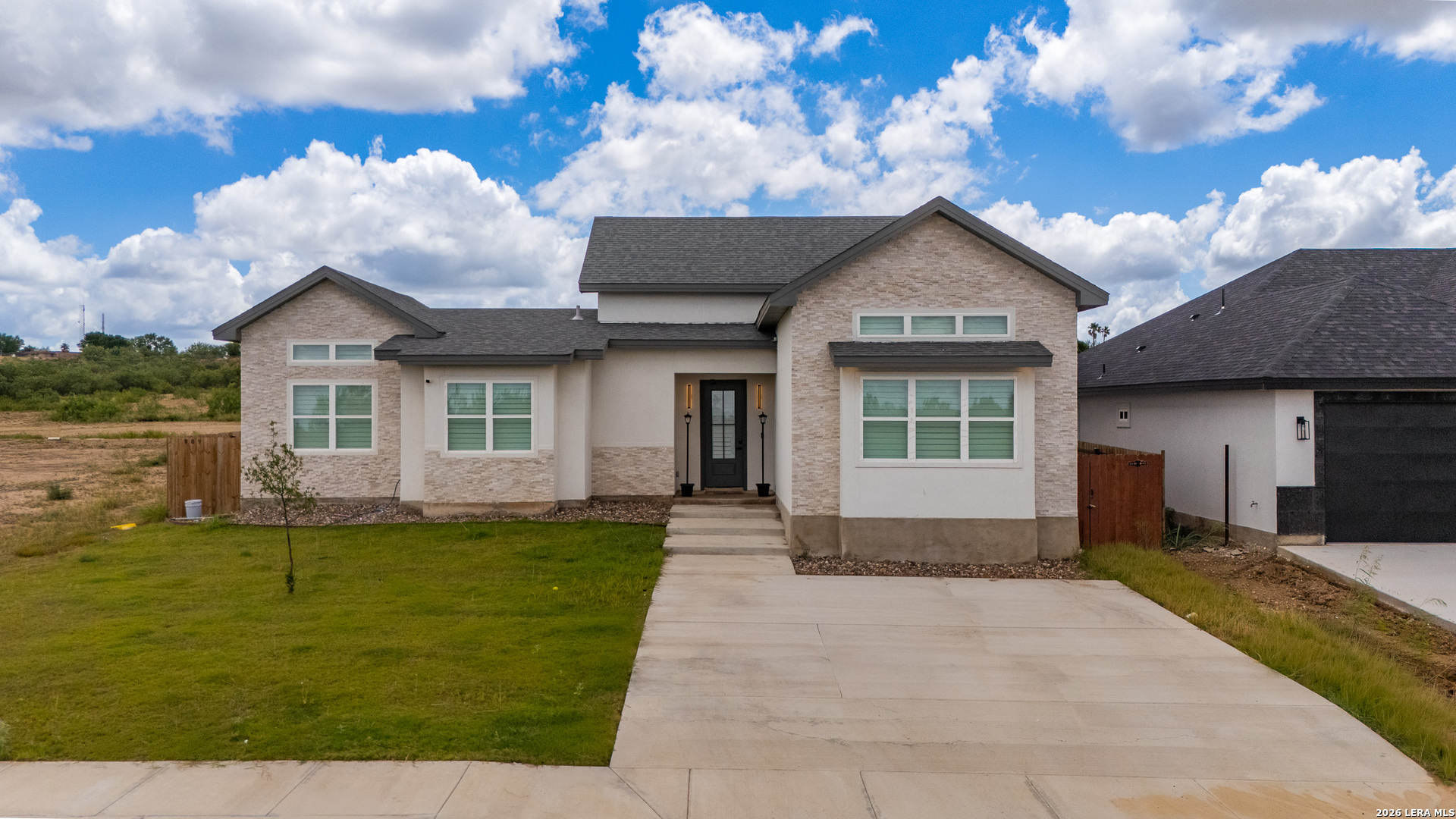 709 Encinal Drive, Eagle Pass, TX 78852 — photo 2
