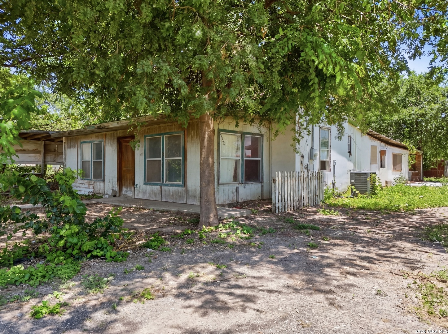 312 E Brazos Street, Uvalde, TX 78801 — photo 2