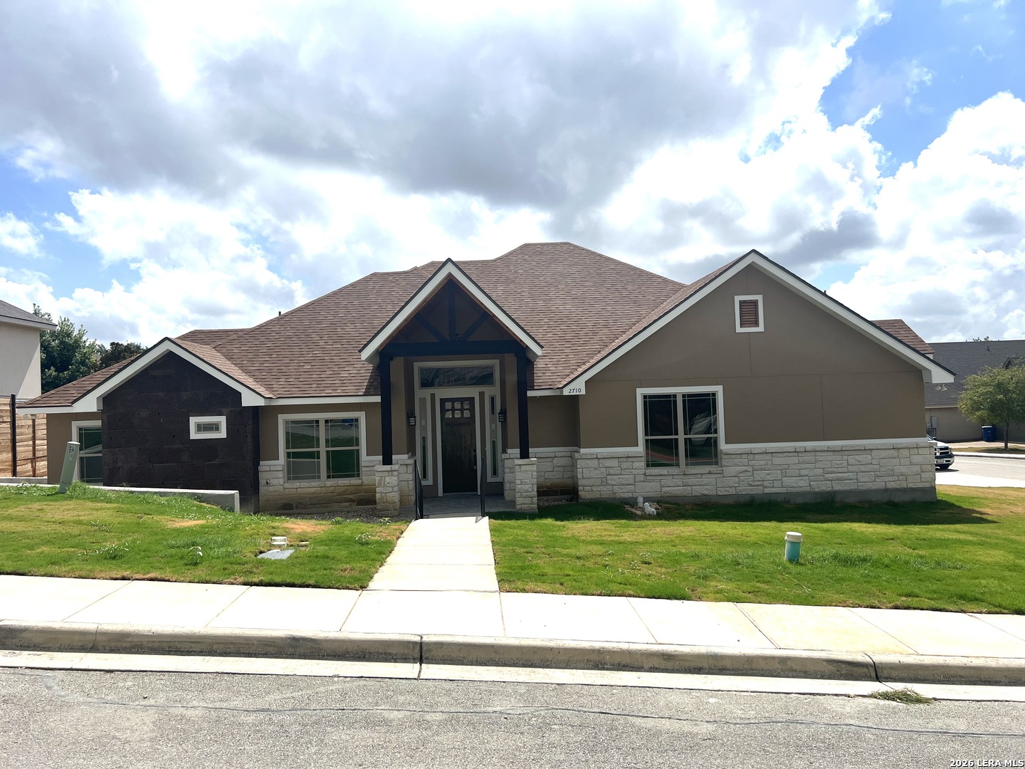 2710 Royalwood — photo