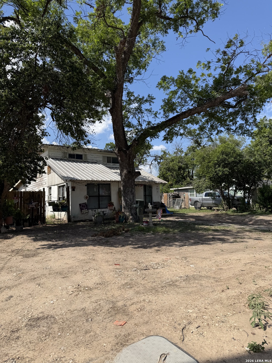 118 E Mill Street, Uvalde, TX 78801 — photo 2