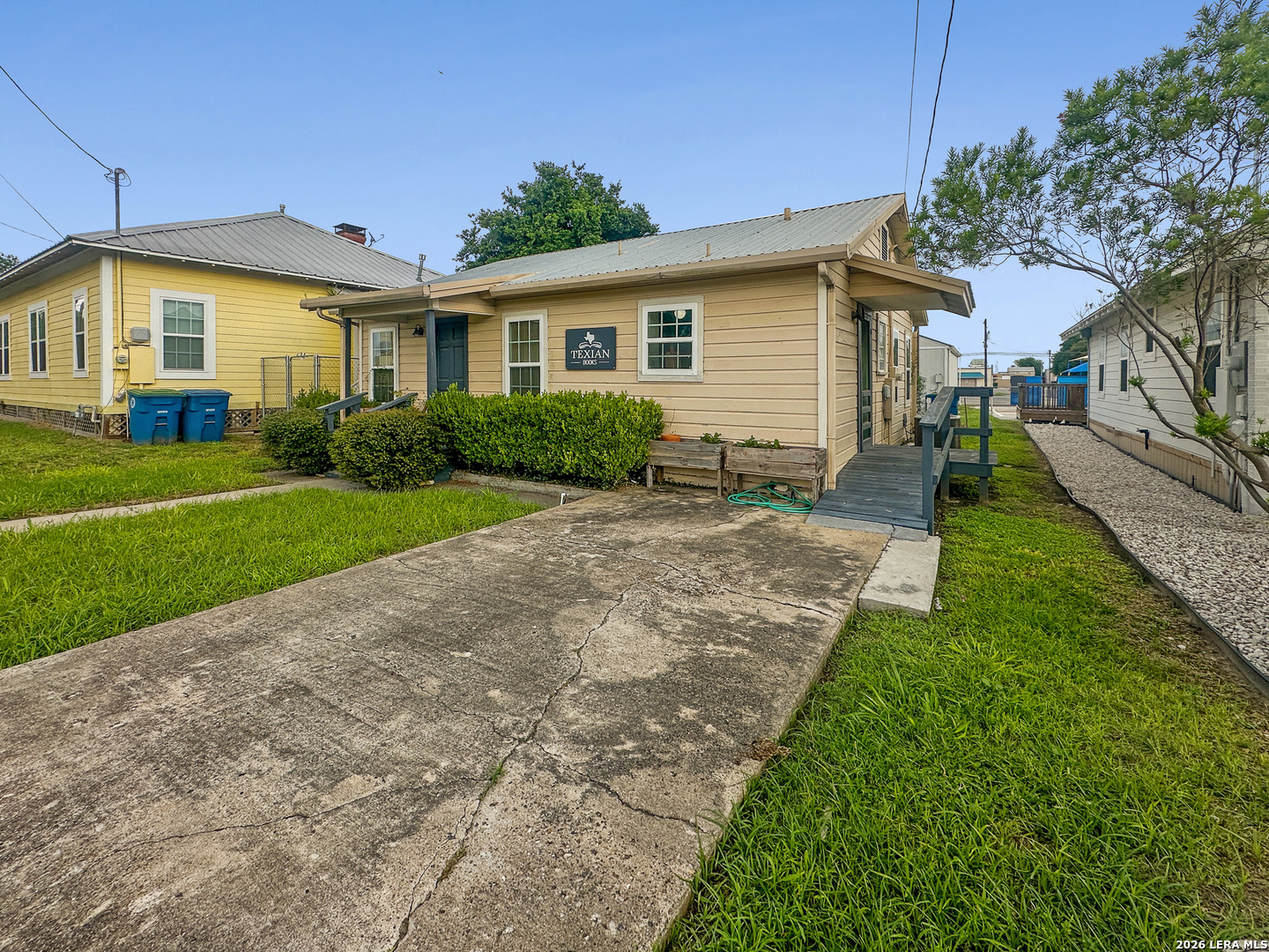 108 E Hefferman Street, Beeville, TX 78102 — photo 2