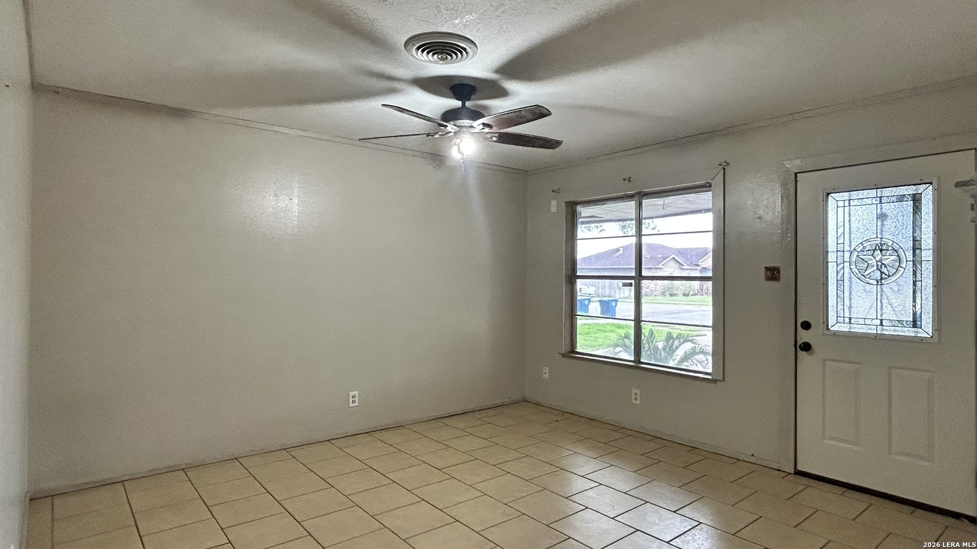 1009 E Clare Street, Beeville, TX 78102 — photo 2