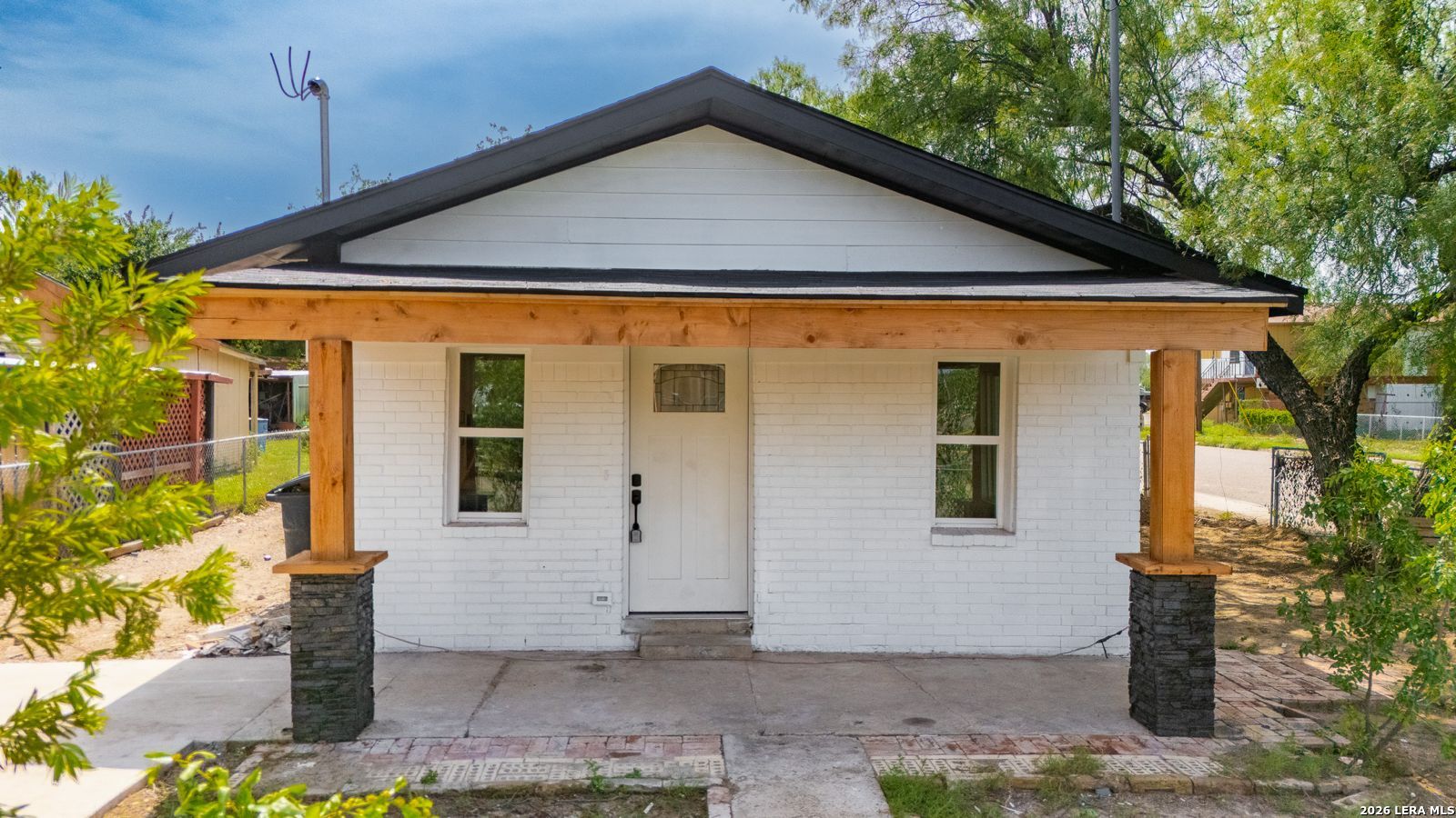 1099 N Comal — photo