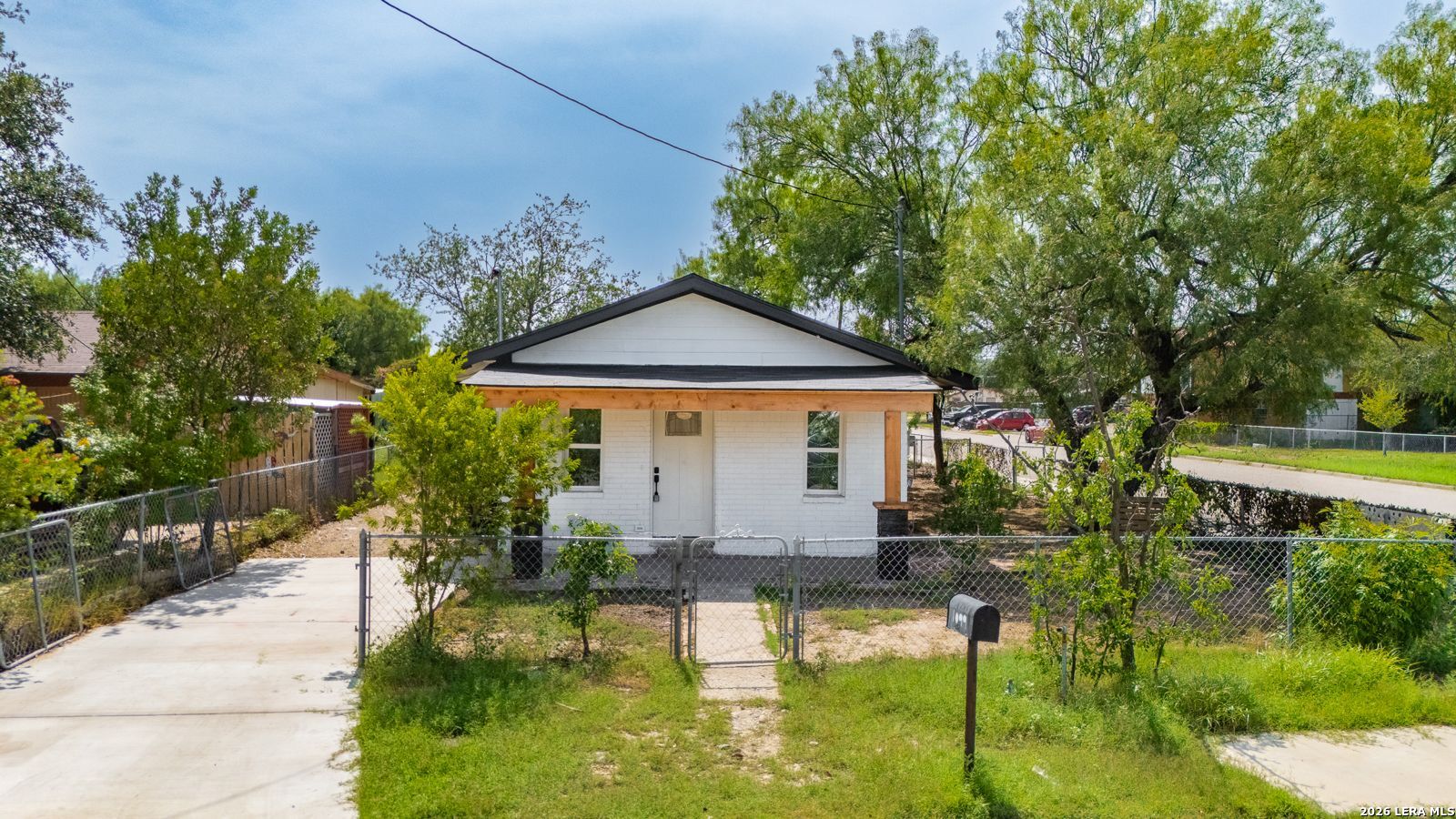 1099 N Comal, Eagle Pass, TX 78852 — photo 2