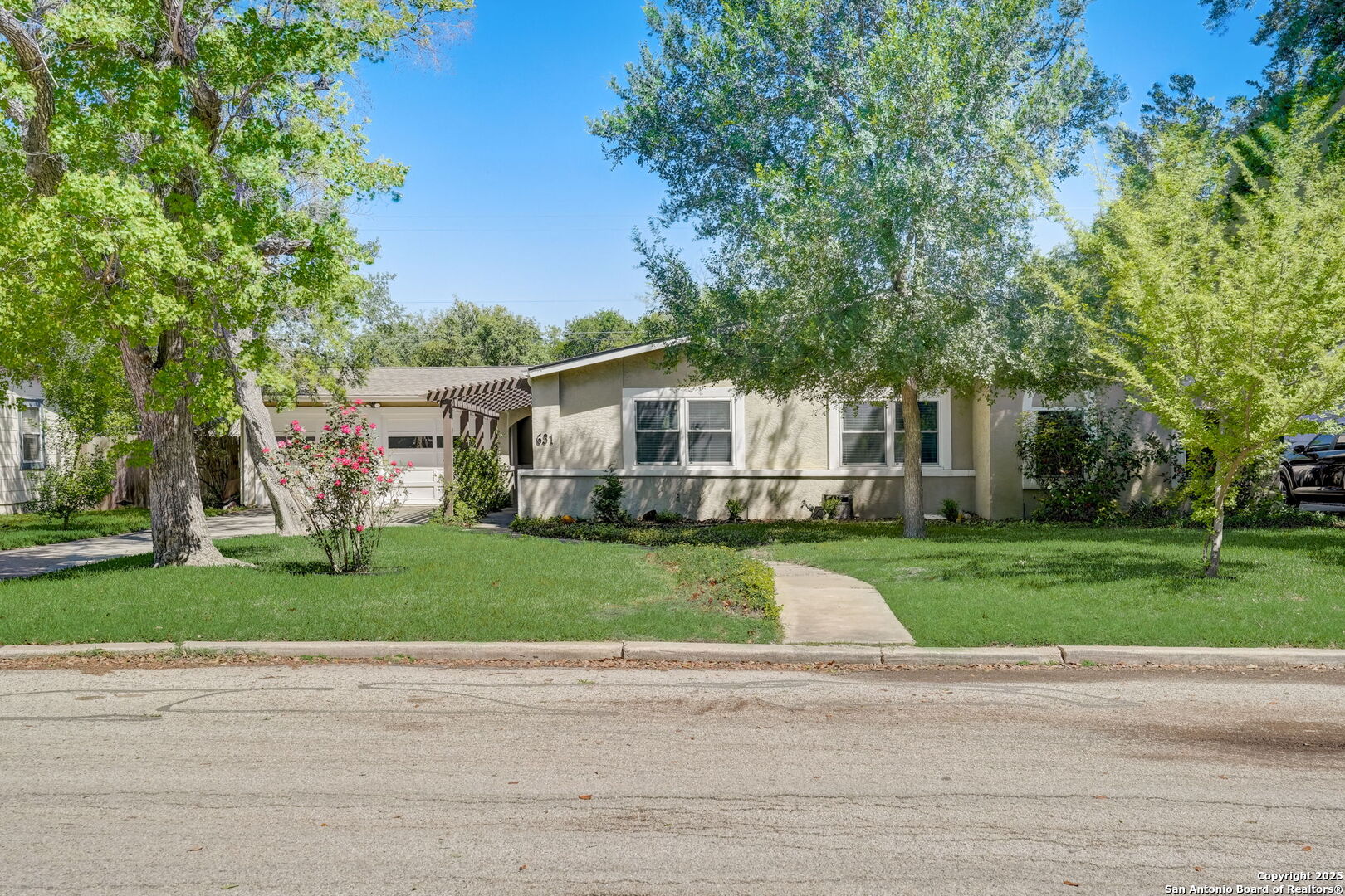 631 E Nottingham Drive — photo