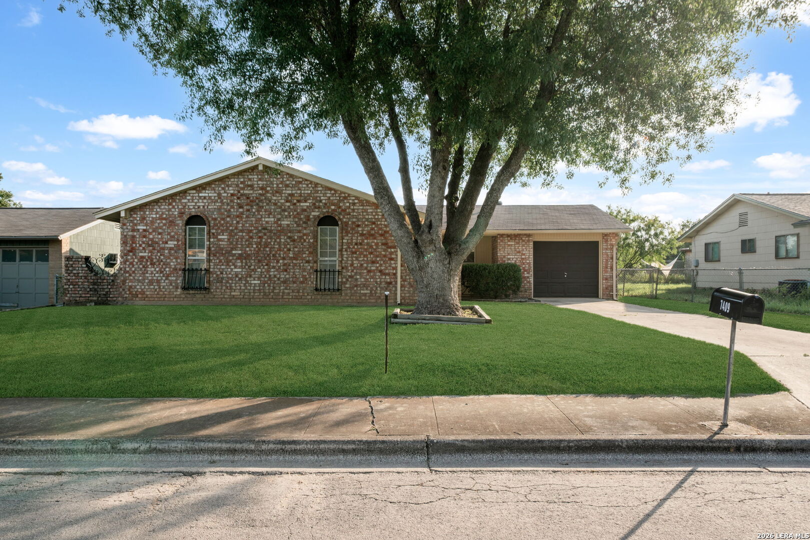 1409 Oak Street — photo