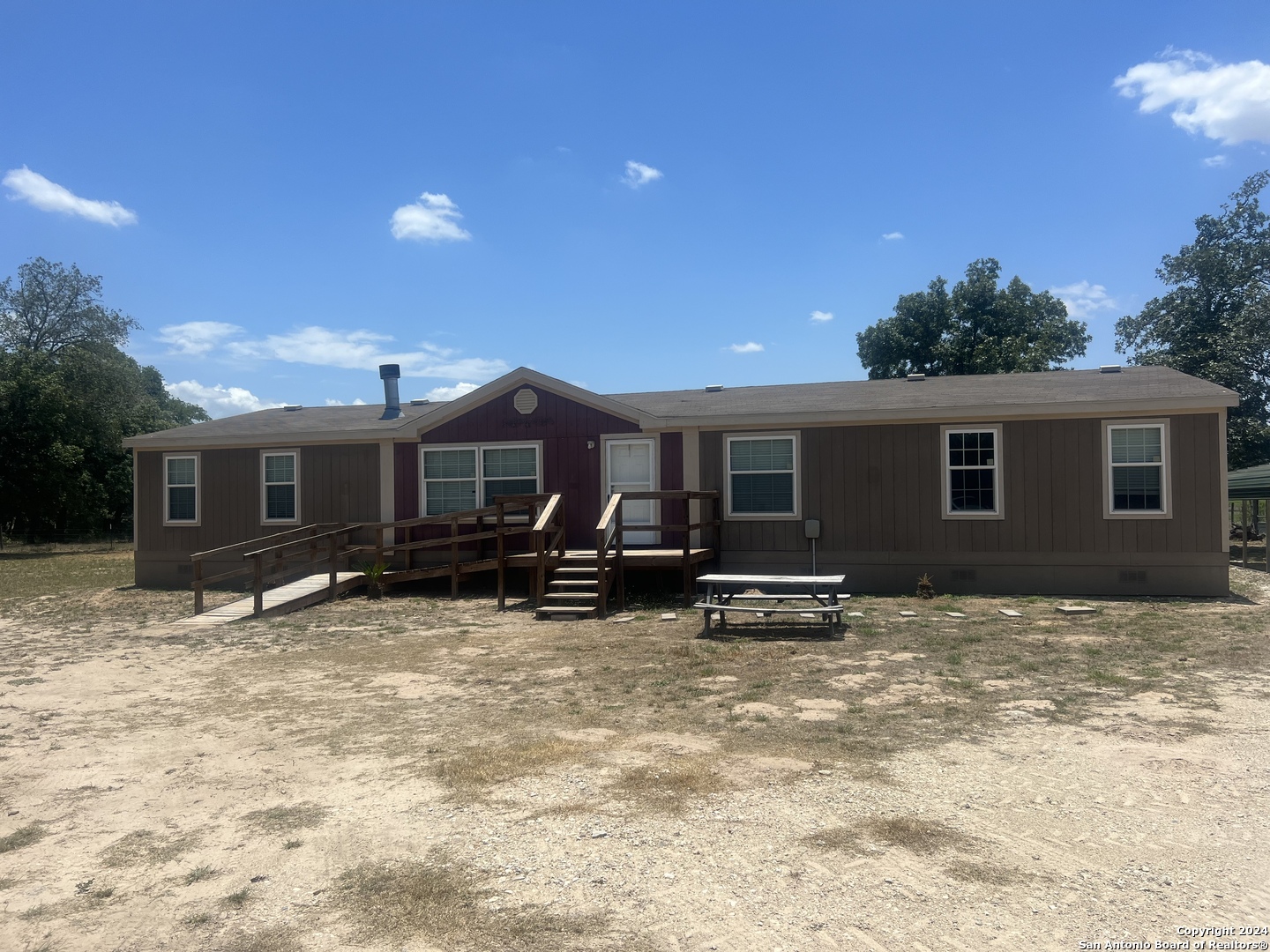 8996 FM 775 B — photo