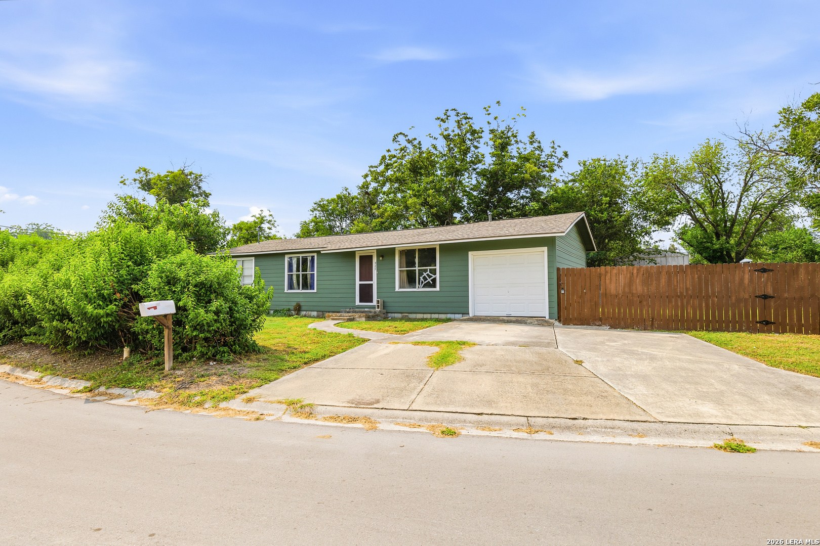 425 Riley, Seguin, TX 78155 — photo 2